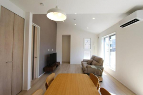 Newly built two-story house! 2 minutes to the station, parking lot, easy access to Disneyland, close to restaurants and shops!